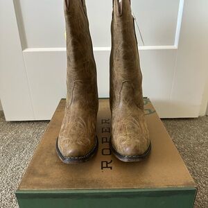 NEW Roper Riley Women's Tan Embroidered Snip Toe Western Boots Size 8